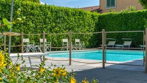 Piscina stagionale all'aperto, ombrelloni da piscina, lettini