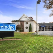 10 Best Pet Friendly Hotels In Traverse City Mi 41 Dog Cat Travelodge Traverse City