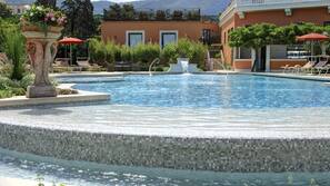 Piscine extérieure, chaises longues