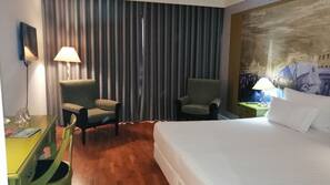 Minibar, coffre-forts dans les chambres, bureau