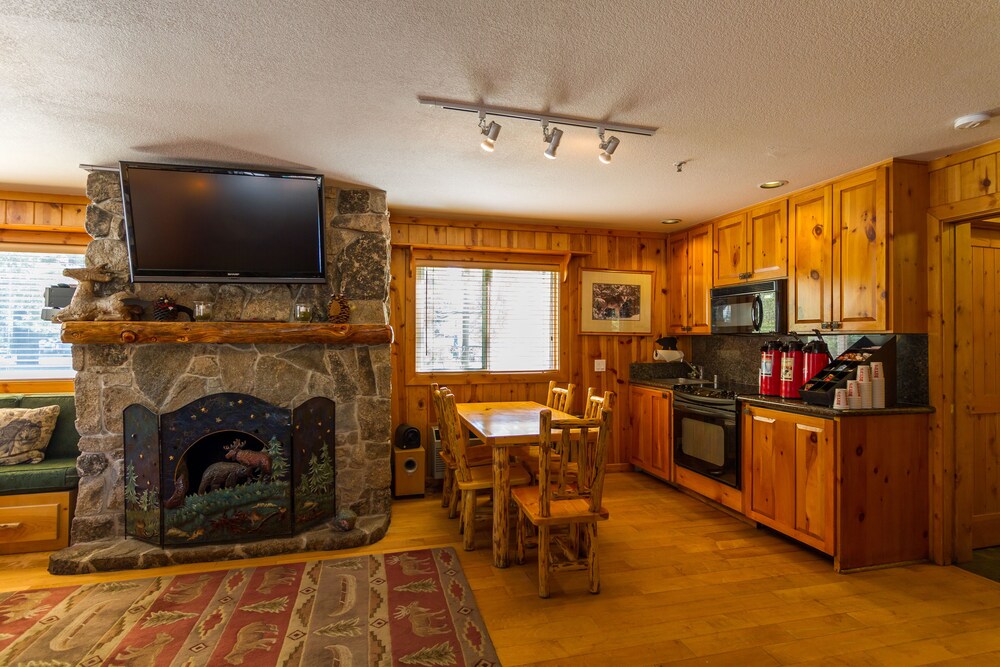 Red Wolf Lakeside Lodge (Tahoe Vista, USA) | Expedia