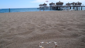 Privat strand, solstolar, parasoller och strandhanddukar