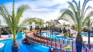 Inomhuspool, 3 utomhuspooler, parasoller och solstolar