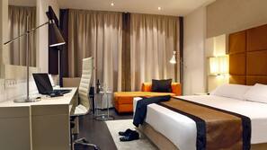 Een minibar, een kluis op de kamer, een bureau, verduisterende gordijnen