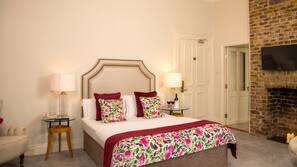 Premium bedding, desk, iron/ironing board, free WiFi