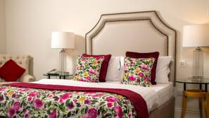 Premium bedding, desk, iron/ironing board, free WiFi