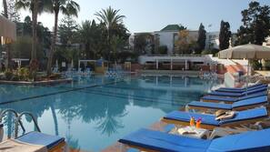 Piscine extérieure, parasols de plage, chaises longues