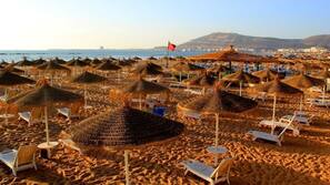 Plage privée, chaises longues, parasols, serviettes de plage