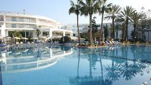 Piscine extérieure, parasols de plage, chaises longues