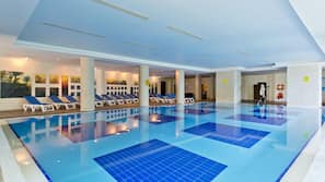 Innenpool, 3 Außenpools, Sonnenschirme, Liegestühle