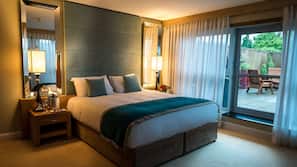Hypo-allergenic bedding, in-room safe, desk, blackout curtains