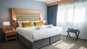 Hypo-allergenic bedding, in-room safe, desk, blackout curtains