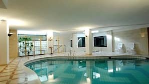 Piscina coperta, piscina stagionale all'aperto