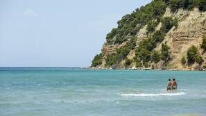 Privatstrand, Liegestühle, Sonnenschirme, Strandbar