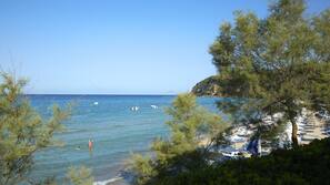 Privatstrand, Liegestühle, Sonnenschirme, Strandbar