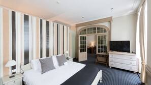 Een minibar, een kluis op de kamer, individueel gedecoreerd, een bureau
