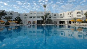 Piscine couverte, piscine extérieure
