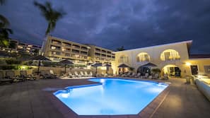 6 outdoor pools, pool umbrellas, sun loungers