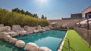 Una piscina al aire libre de temporada (de 10:30 a 20:00), sombrillas