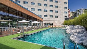 Una piscina al aire libre de temporada (de 10:30 a 20:00), sombrillas