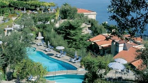 5 piscines extérieures, chaises longues