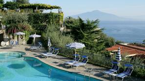 5 piscines extérieures, chaises longues