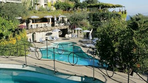 5 piscines extérieures, chaises longues
