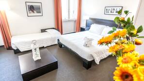 Copriletto in piuma, minibar, una cassaforte in camera, una scrivania