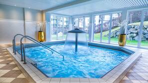 2 Innenpools, Liegestühle