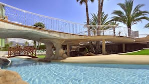 2 piscines extérieures