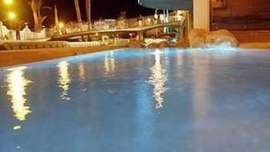 2 piscines extérieures