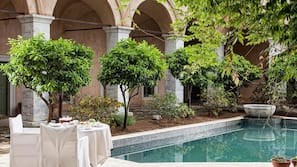 Outdoor pool, sun loungers
