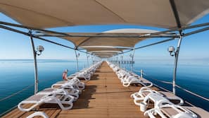 Private beach, free beach shuttle, sun-loungers, beach umbrellas