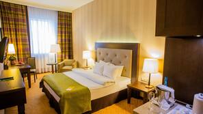 Hypo-allergenic bedding, minibar, in-room safe, desk