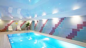 Una piscina cubierta