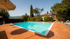 Piscina coperta, piscina all'aperto, ombrelloni da piscina