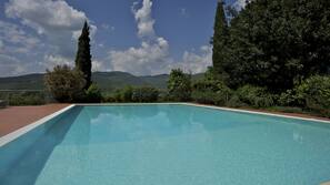 Piscina coperta, piscina all'aperto, ombrelloni da piscina