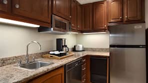 1 bedroom, premium bedding, pillow top beds, desk