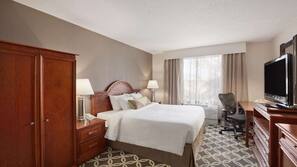 Premium bedding, down duvet, in-room safe, iron/ironing board