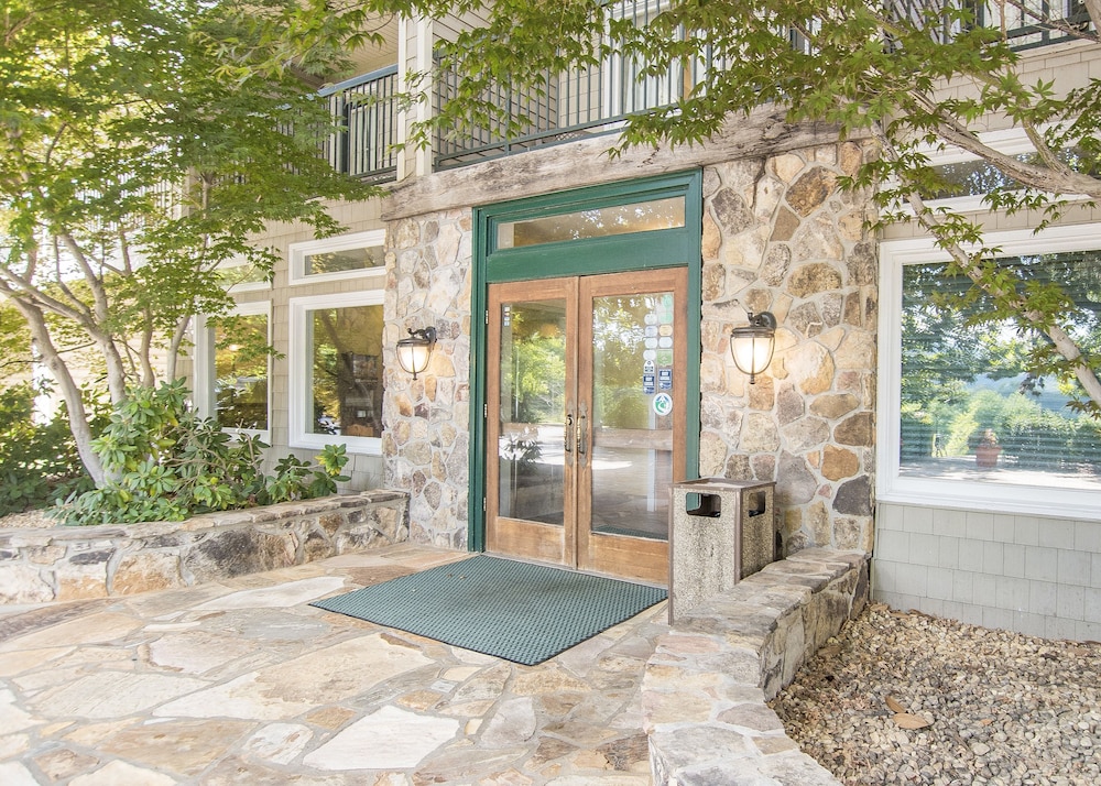 Lake Chatuge Lodge in Hiawassee Best Rates & Deals on Orbitz