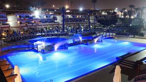 2 piscines extérieures, parasols de plage, chaises longues