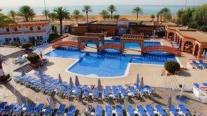 2 piscines extérieures, parasols de plage, chaises longues