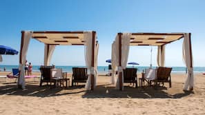 Spiaggia privata, sabbia bianca, lettini da mare, ombrelloni