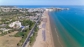 Spiaggia privata, sabbia bianca, lettini da mare, ombrelloni