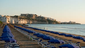 Spiaggia privata, sabbia bianca, lettini da mare, ombrelloni