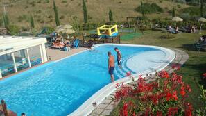 Piscina coperta, piscina stagionale all'aperto