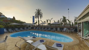 Piscine extérieure, parasols de plage, chaises longues