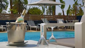 Piscine extérieure, parasols de plage, chaises longues