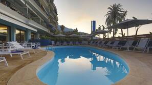 Piscine extérieure, parasols de plage, chaises longues