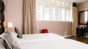 Egyptian cotton sheets, premium bedding, in-room safe, desk